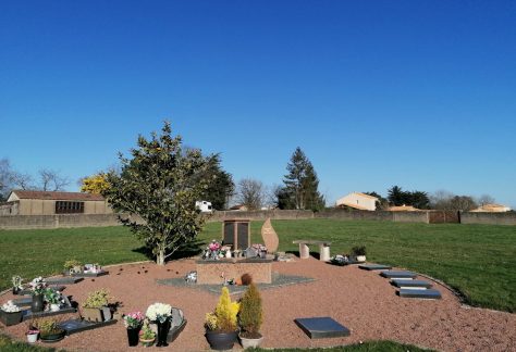 Jardin du souvenir au cimetière de Mervent en Vendée