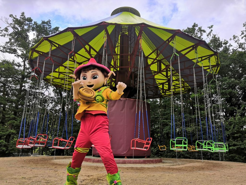 Le voltigeur et la mascotte du parc de Pierre Brune à Mervent