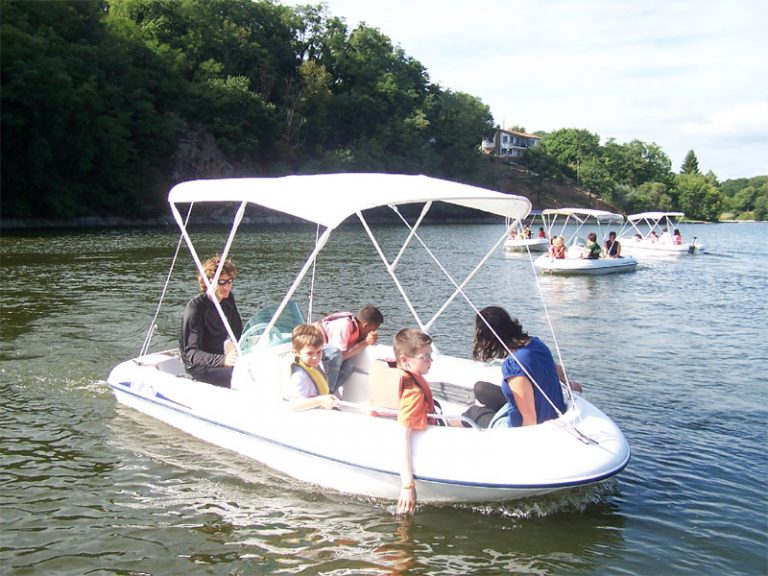 Faire du bateau en famille à la base de loisirs de Mervent