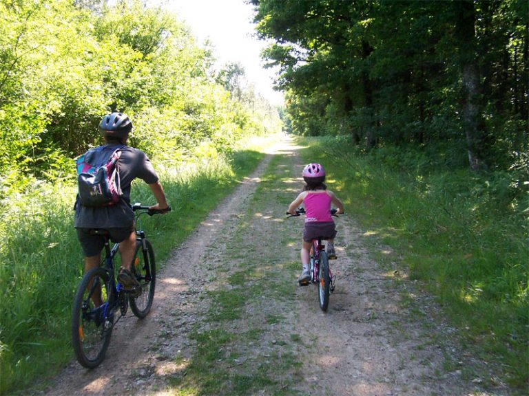 VTT à la base de loisirs de Mervent