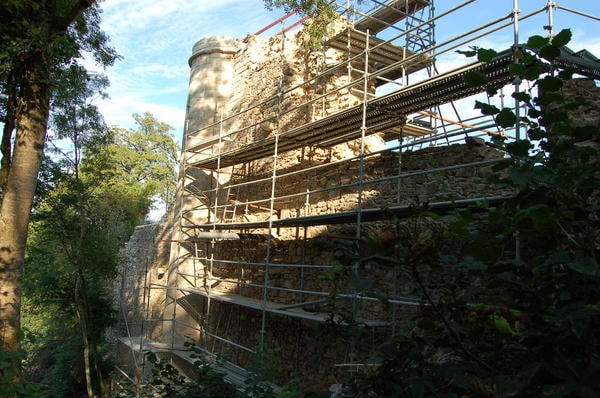 Mur du vieux château de Mervent en rénovation en 2012