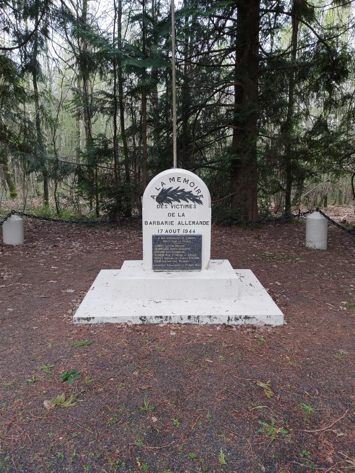 Stèle des martyrs en forêt de Mervent