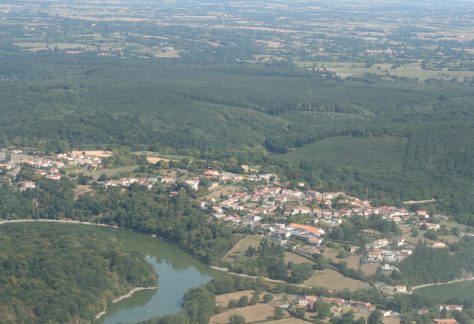 Vue aérienne du bourg de Mervent