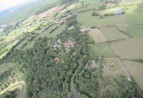 Vue aérienne de la route du zoo à Mervent